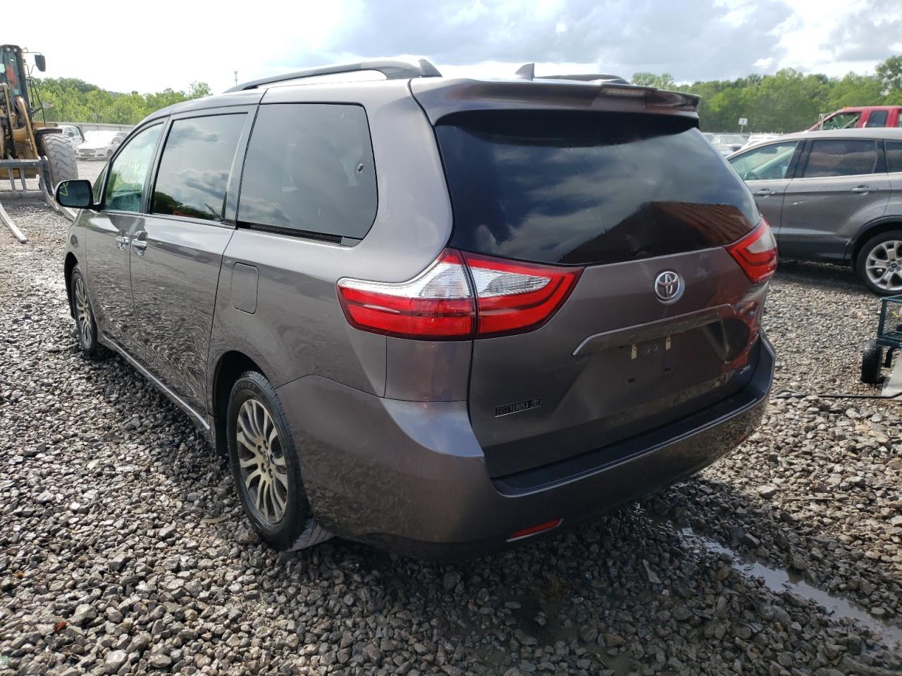 Photo 3 from auction – 2018 TOYOTA SIENNA XLE with VIN 5TDYZ3DC6JS922091