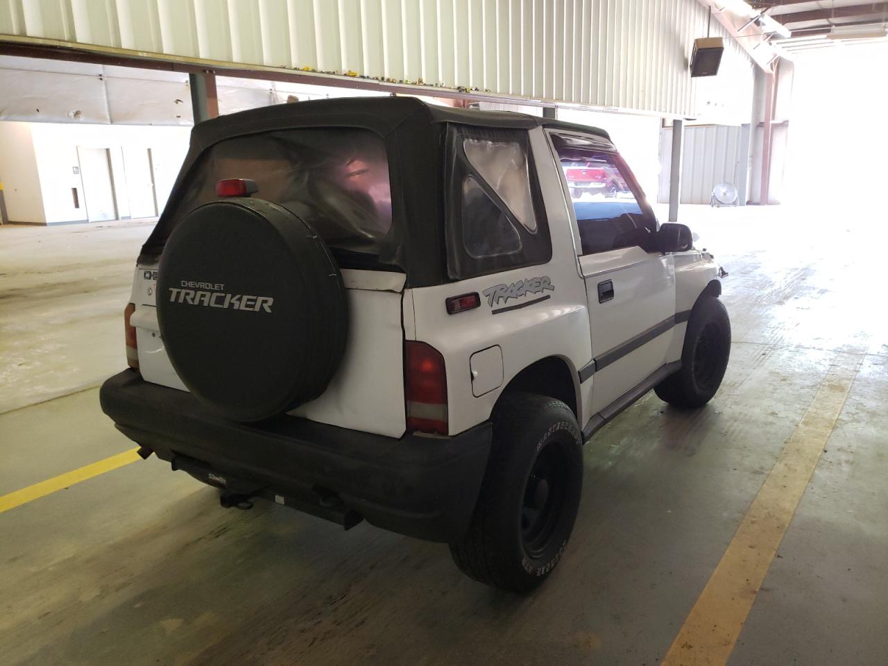 Photo 4 from auction – 1998 CHEVROLET TRACKER with VIN 2CNBJ1866W6917315