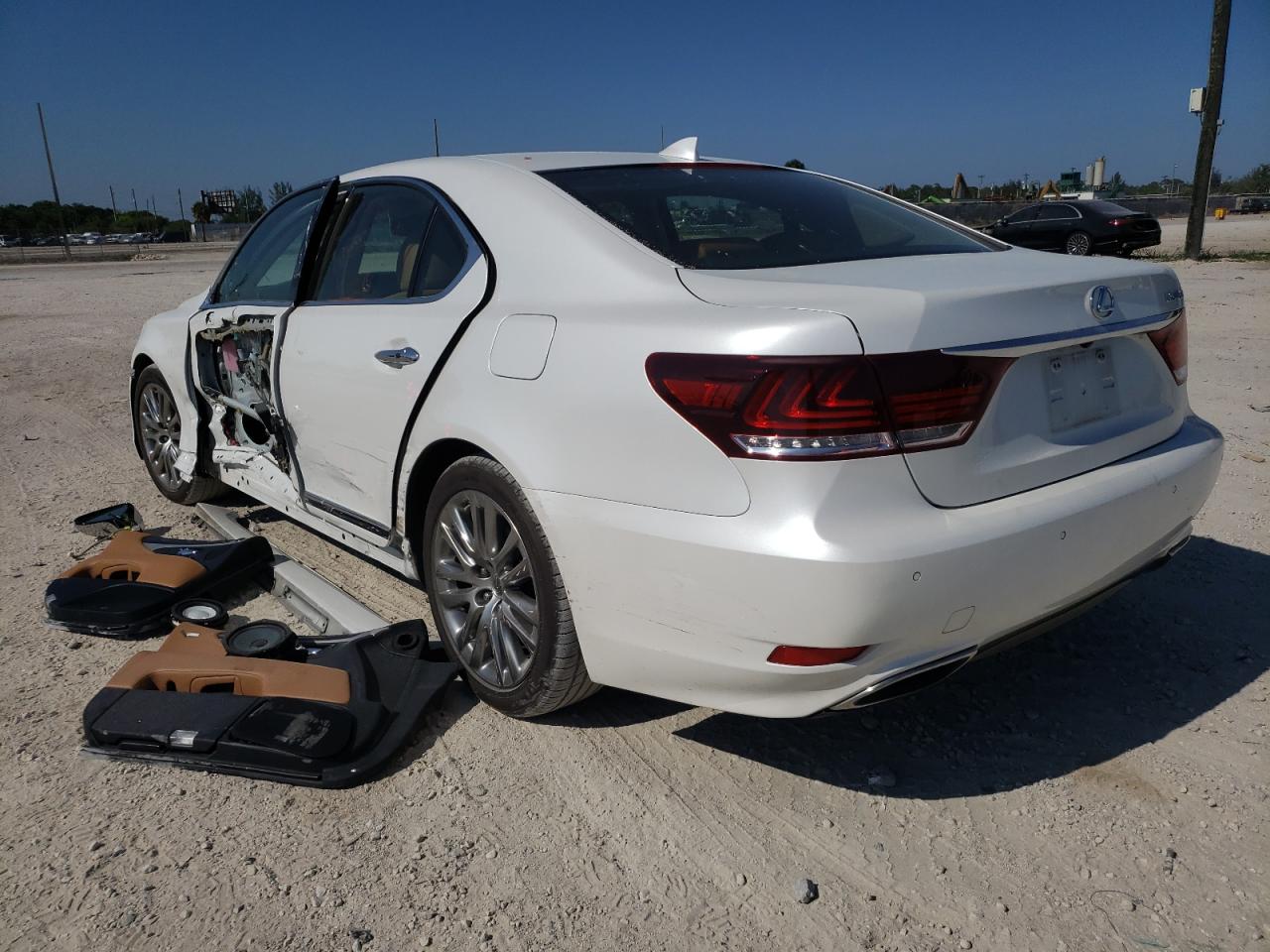 Photo 3 from auction – 2016 LEXUS LS 460 with VIN JTHBL5EF1G5138989