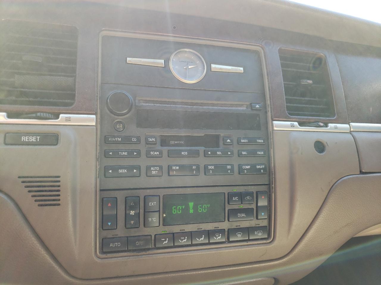 Photo 9 from auction – 2005 LINCOLN TOWN CAR E with VIN 1LNHM81W15Y627951