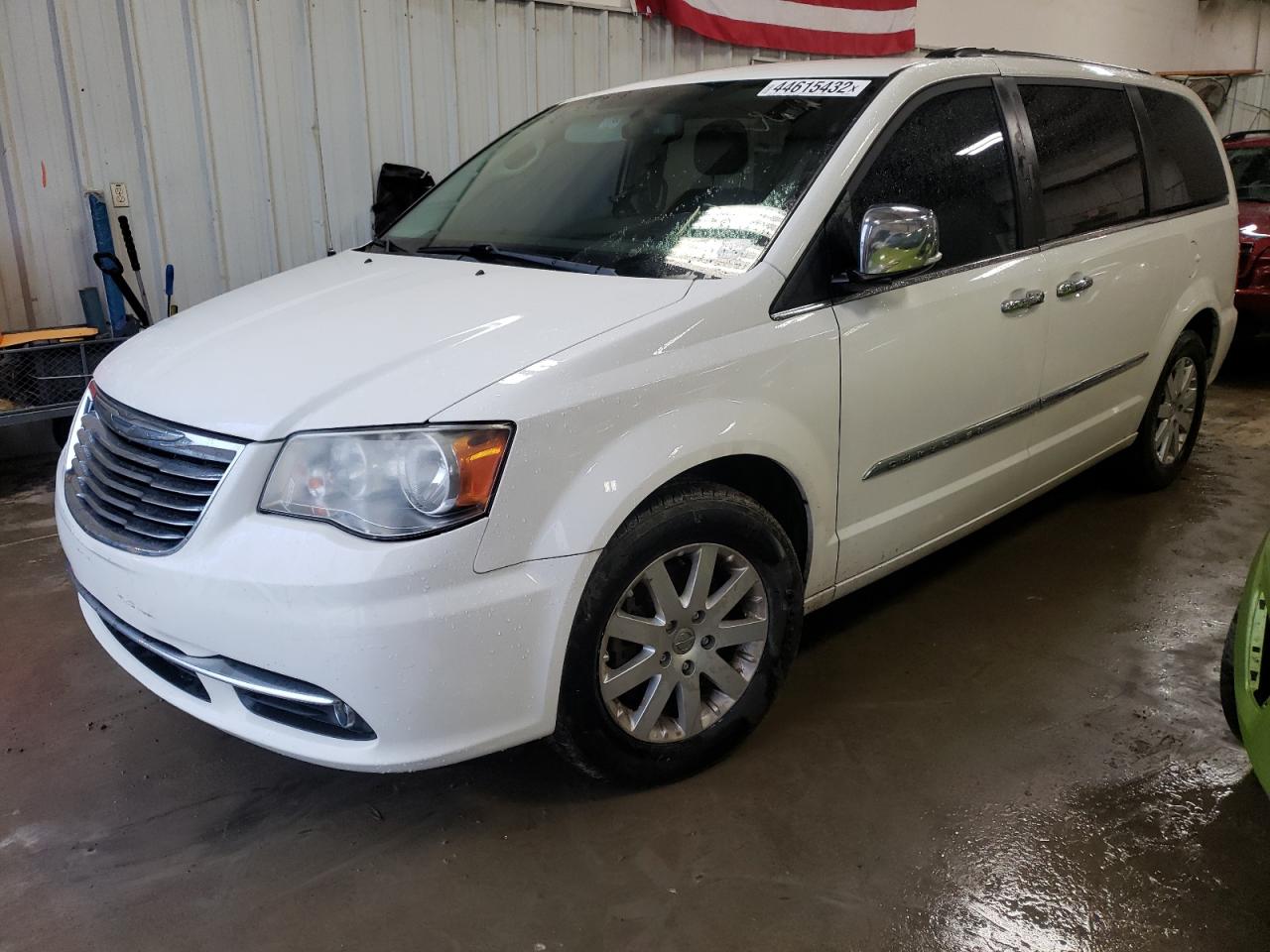 Photo 2 from auction – 2013 CHRYSLER TOWN & COU with VIN 2C4RC1CG2DR745471