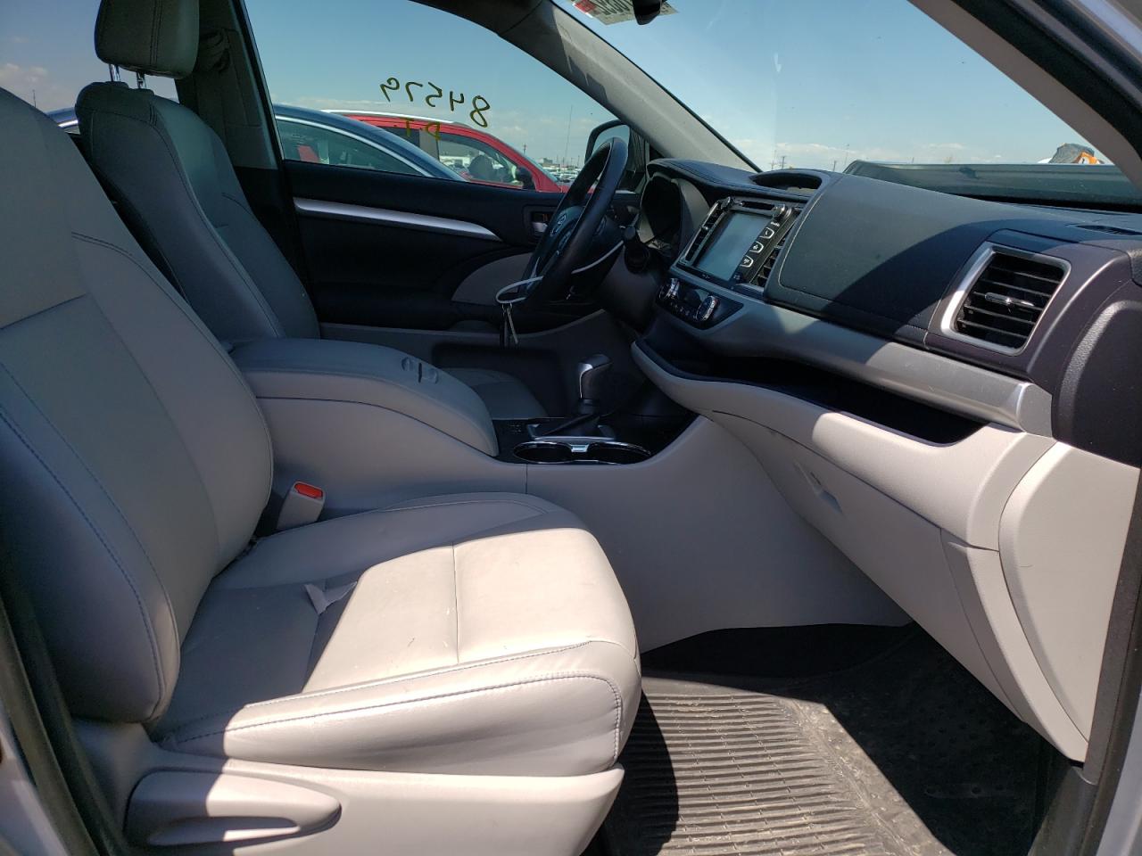 Photo 5 from auction – 2015 TOYOTA HIGHLANDER with VIN 5TDJKRFH5FS091322