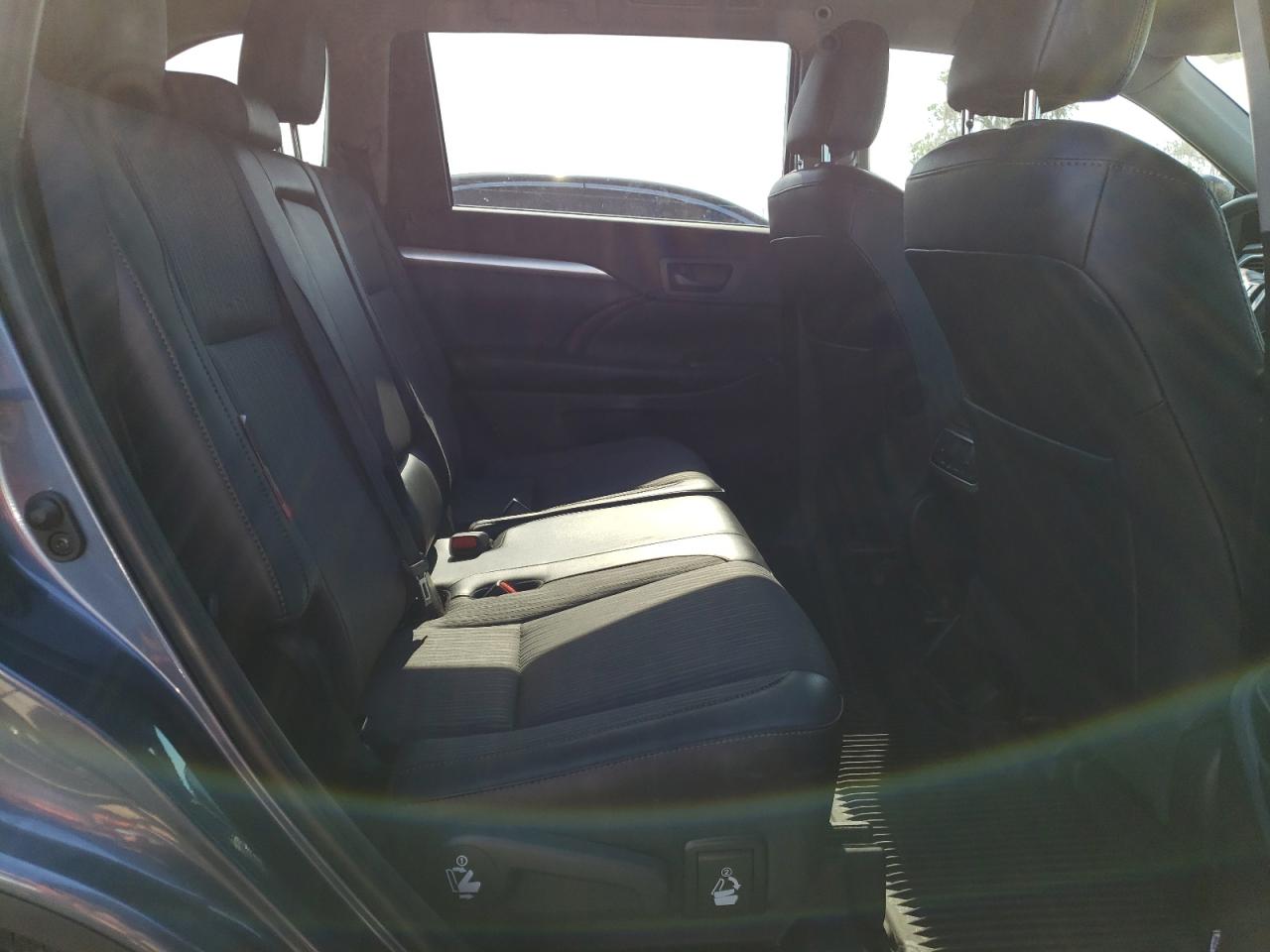 Photo 6 from auction – 2019 TOYOTA HIGHLANDER with VIN 5TDZZRFH8KS334095