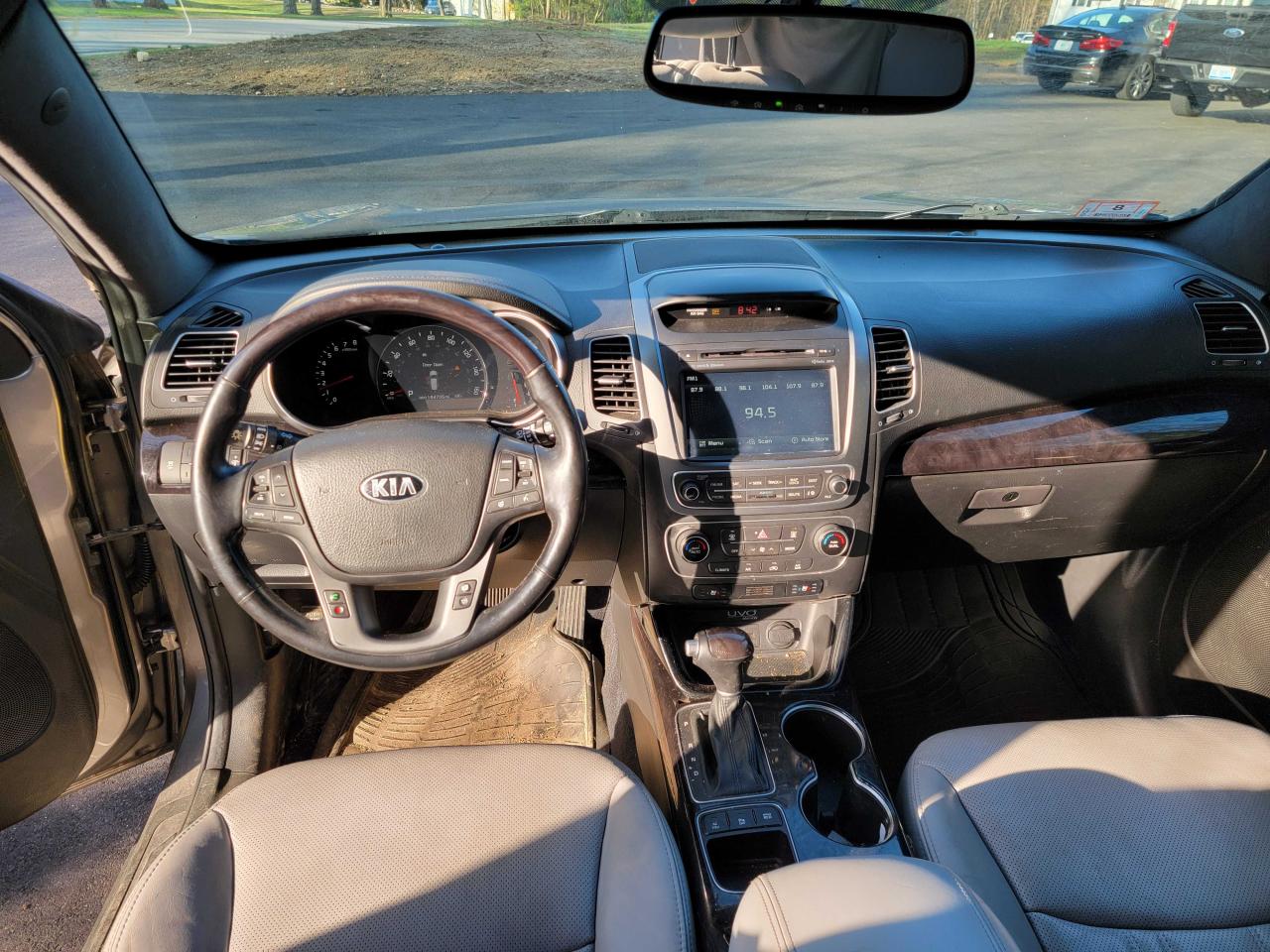 Photo 9 from auction – 2014 KIA SORENTO SX with VIN 5XYKWDA77EG470280