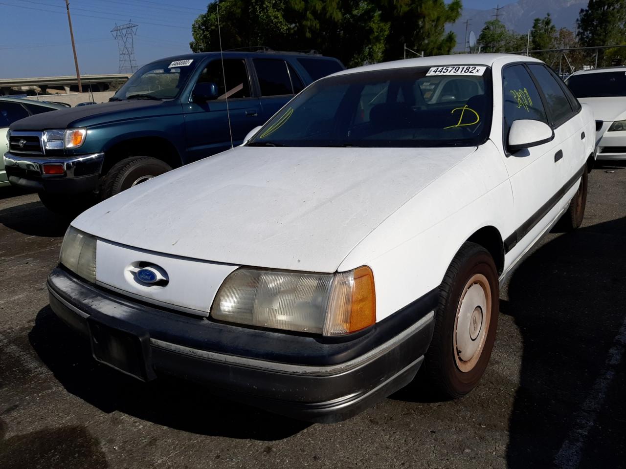 Photo 2 from auction – 1988 FORD TAURUS L with VIN 1FABP50U2JA247803