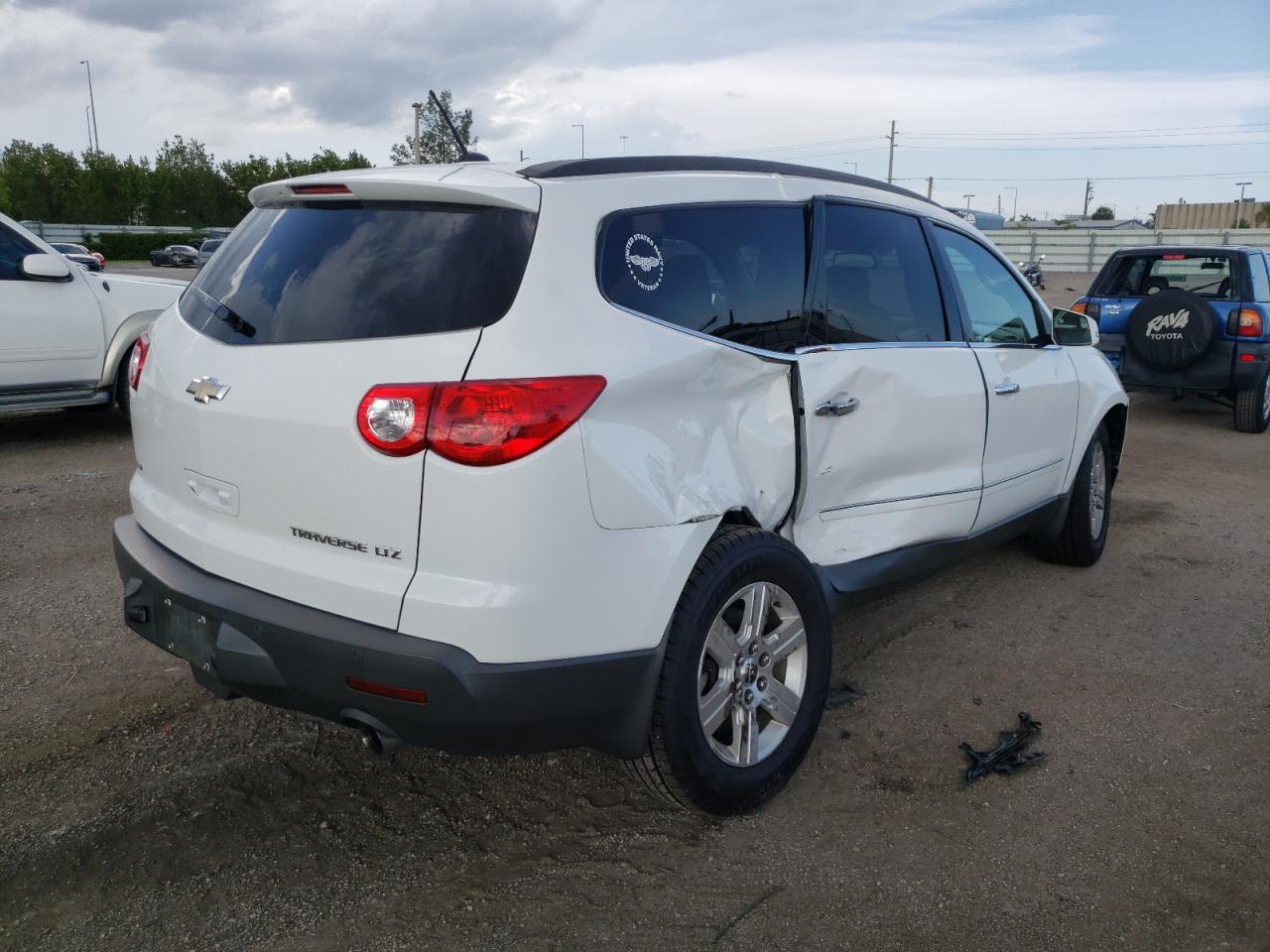 Photo 4 from auction – 2010 CHEVROLET TRAVERSE L with VIN 1GNLVHED7AS129861