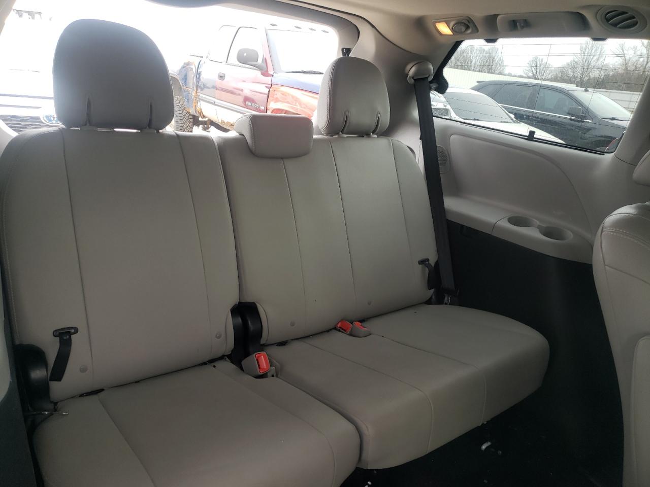 Photo 9 from auction – 2015 TOYOTA SIENNA XLE with VIN 5TDDK3DC3FS117756