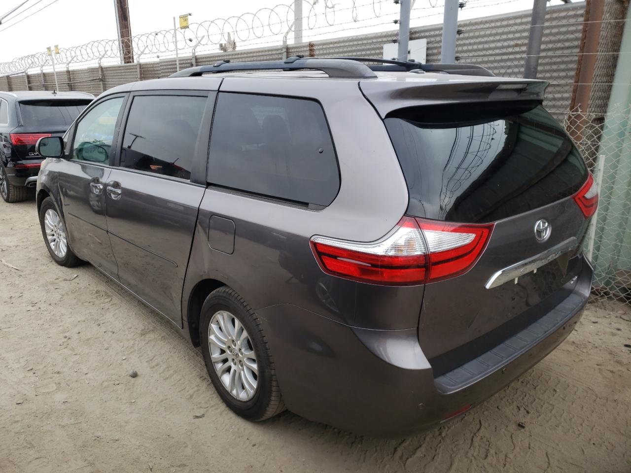 Photo 3 from auction – 2016 TOYOTA SIENNA XLE with VIN 5TDYK3DC1GS715394