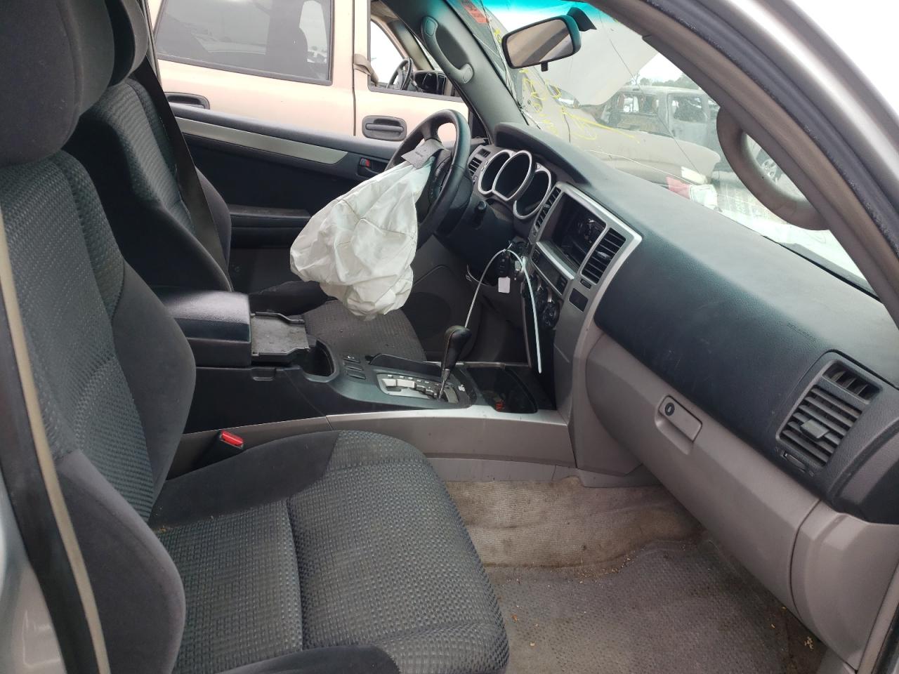 Photo 5 from auction – 2005 TOYOTA 4RUNNER SR with VIN JTEBU14R558031289