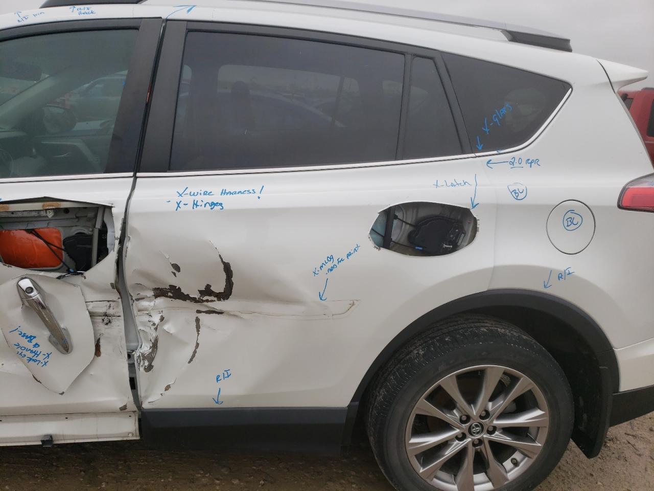 Photo 10 from auction – 2017 TOYOTA RAV4 LIMIT with VIN 2T3DFREV5HW641905