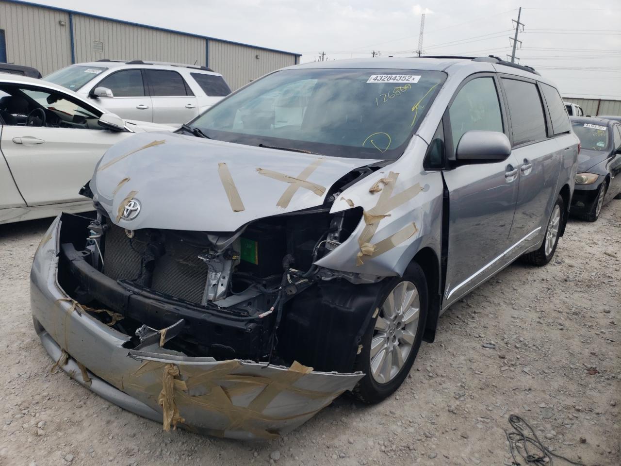 Photo 2 from auction – 2015 TOYOTA SIENNA LE with VIN 5TDJK3DC2FS126869