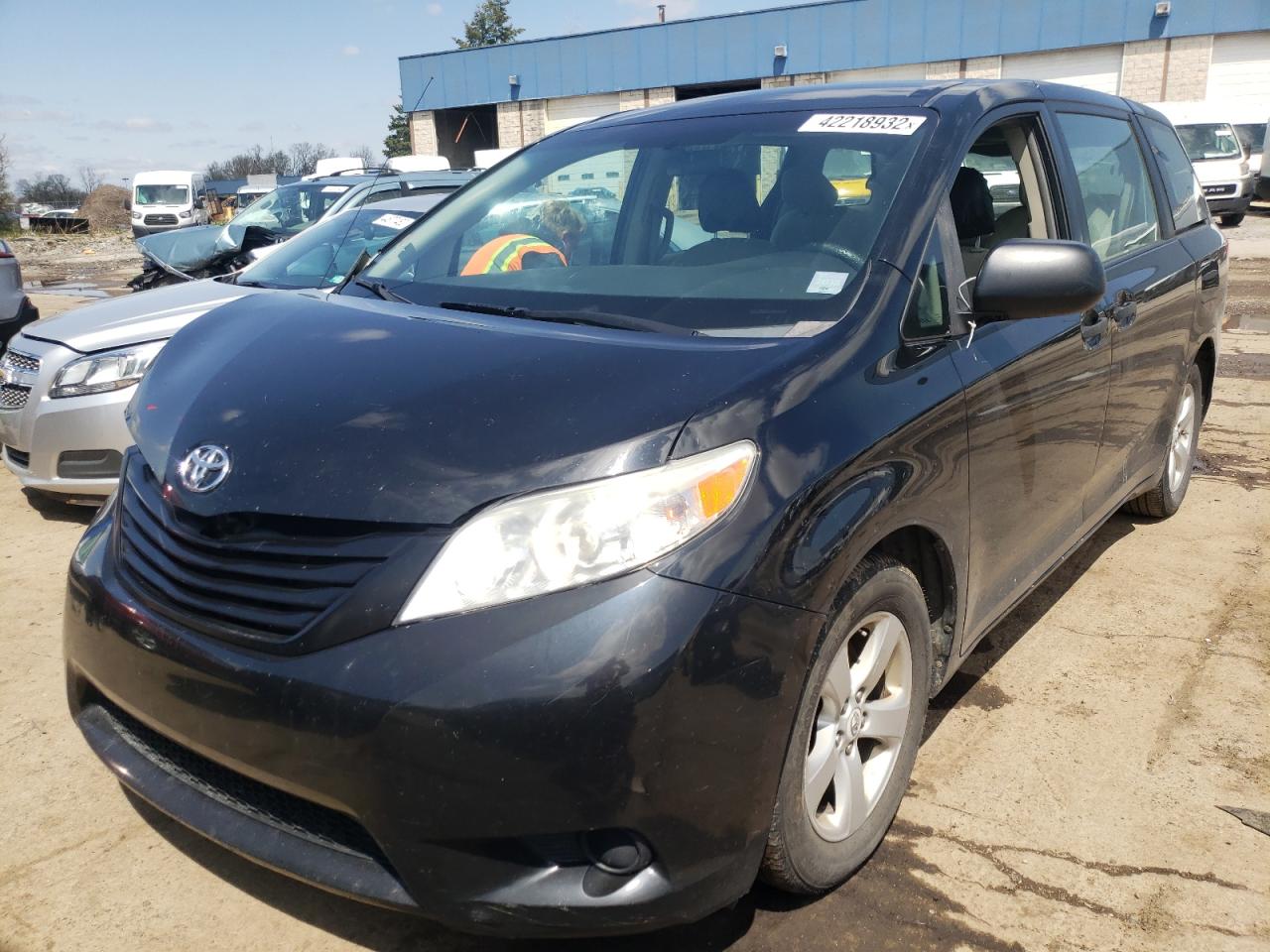 Photo 2 from auction – 2011 TOYOTA SIENNA with VIN 5TDZK3DC7BS011665