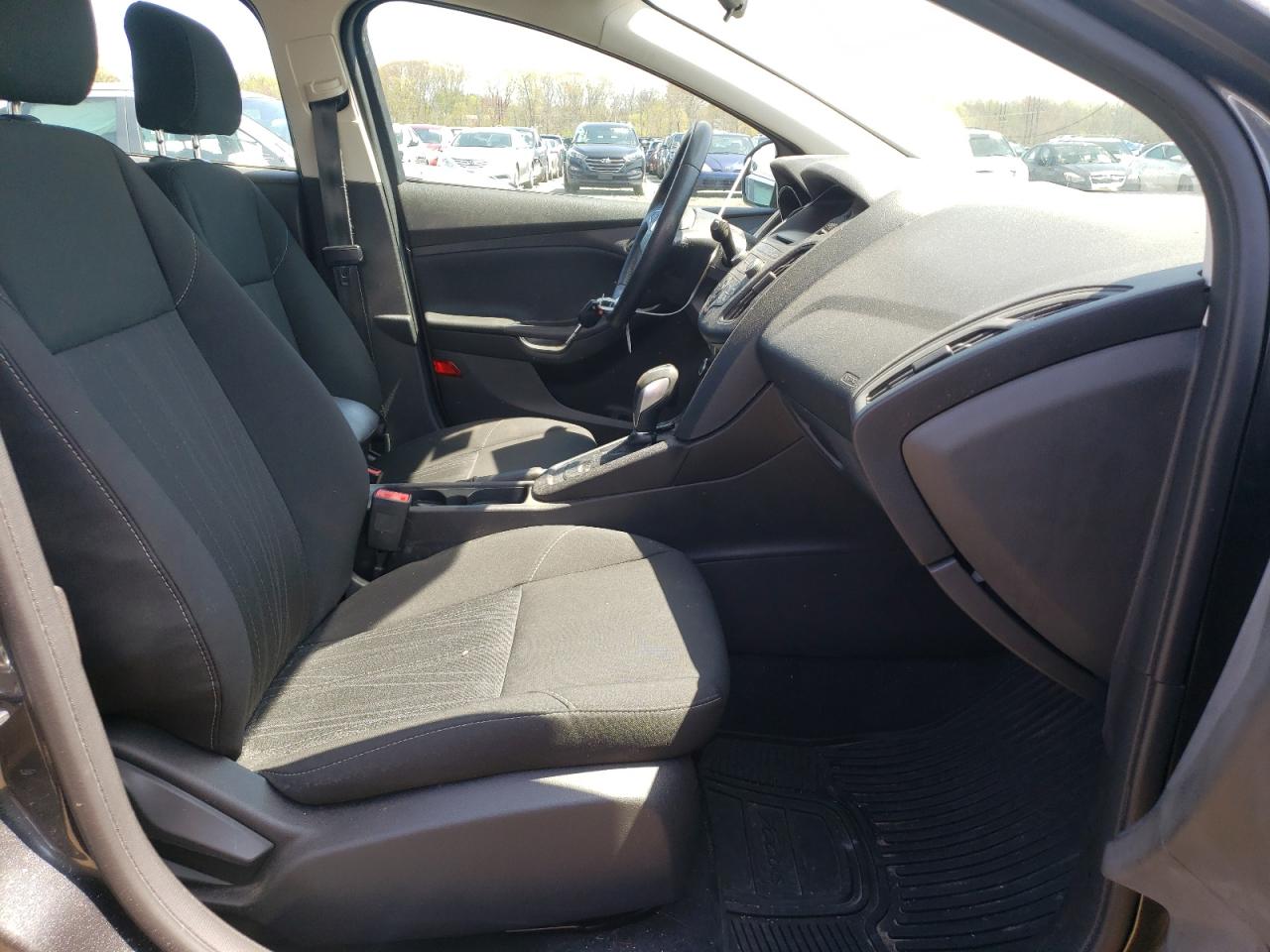 Photo 5 from auction – 2016 FORD FOCUS SE with VIN 1FADP3K24GL353966