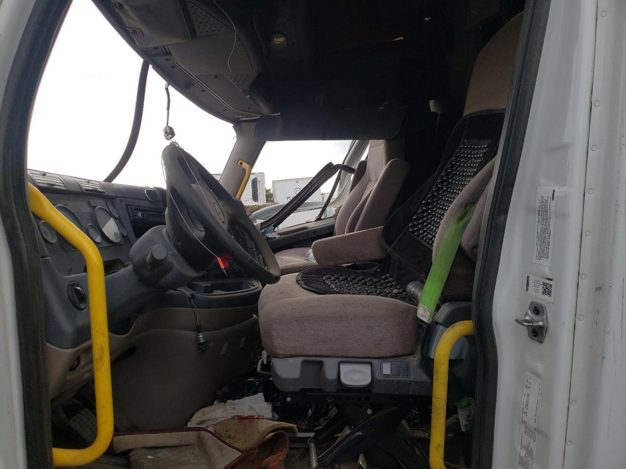 Photo 5 from auction – 2017 FREIGHTLINER CASCADIA 1 with VIN 1FUJGLDR4HLHP0489