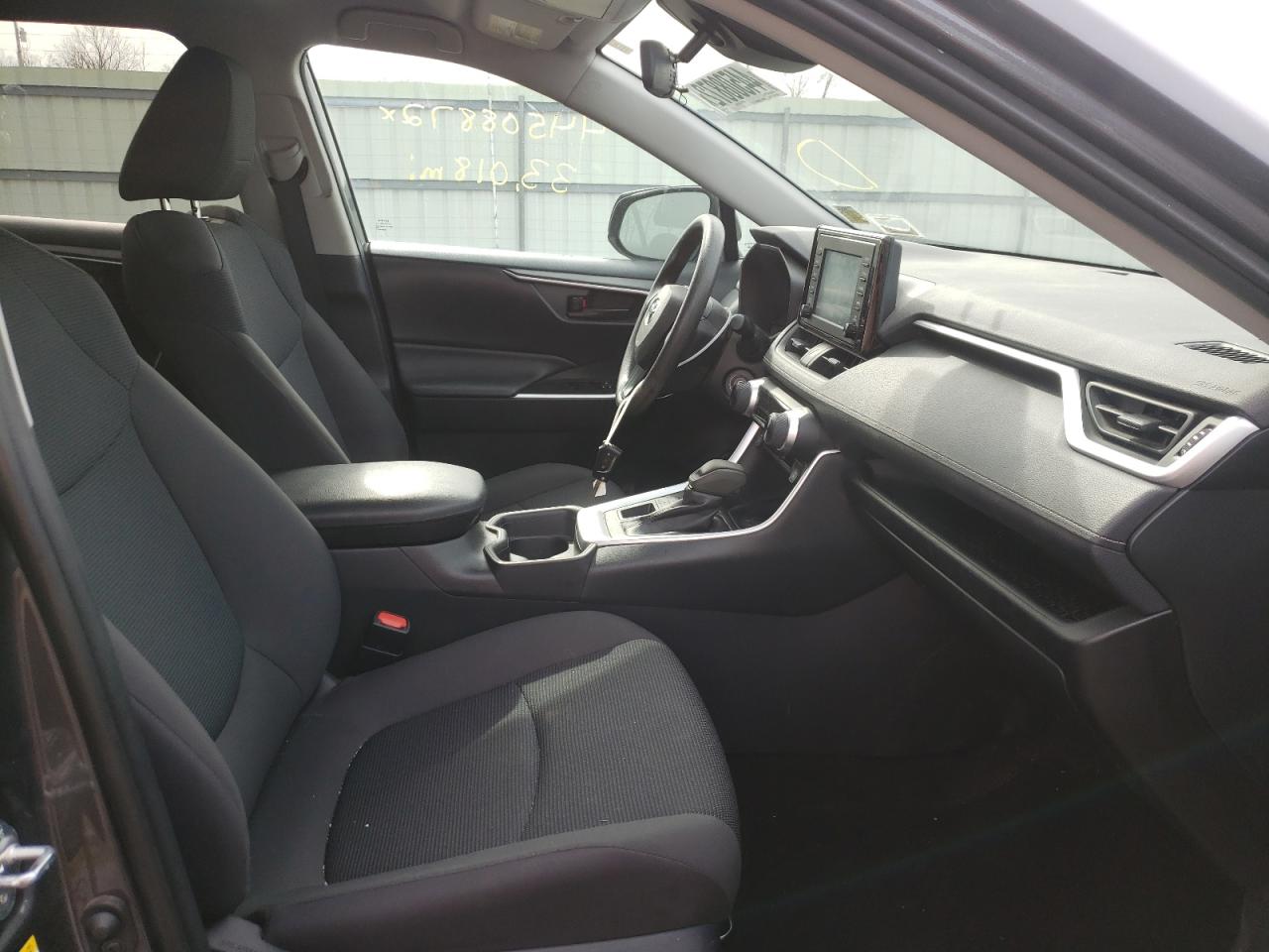 Photo 5 from auction – 2019 TOYOTA RAV4 LE with VIN 2T3F1RFV2KW021431
