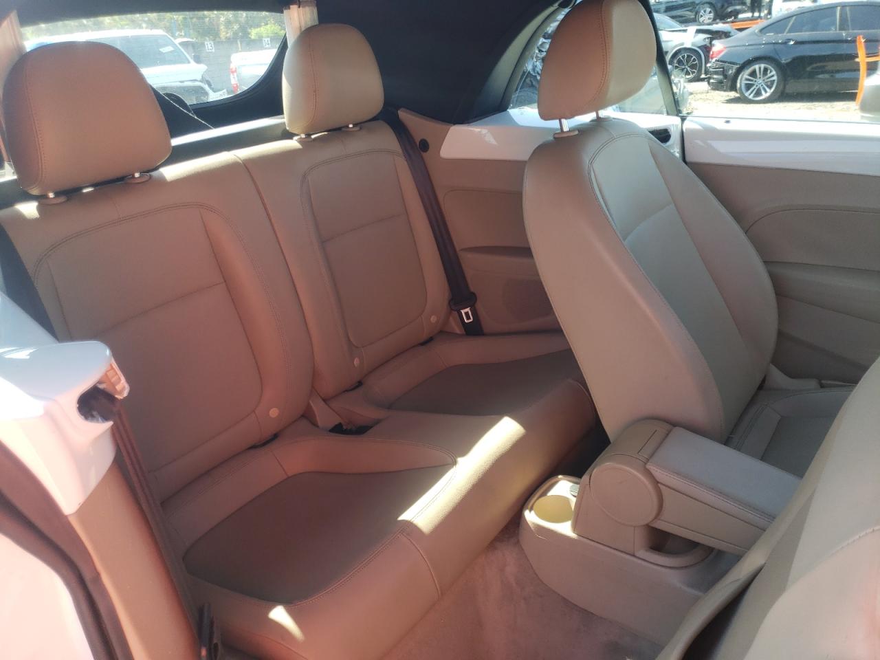 Photo 6 from auction – 2014 VOLKSWAGEN BEETLE with VIN 3VW517AT8EM821627