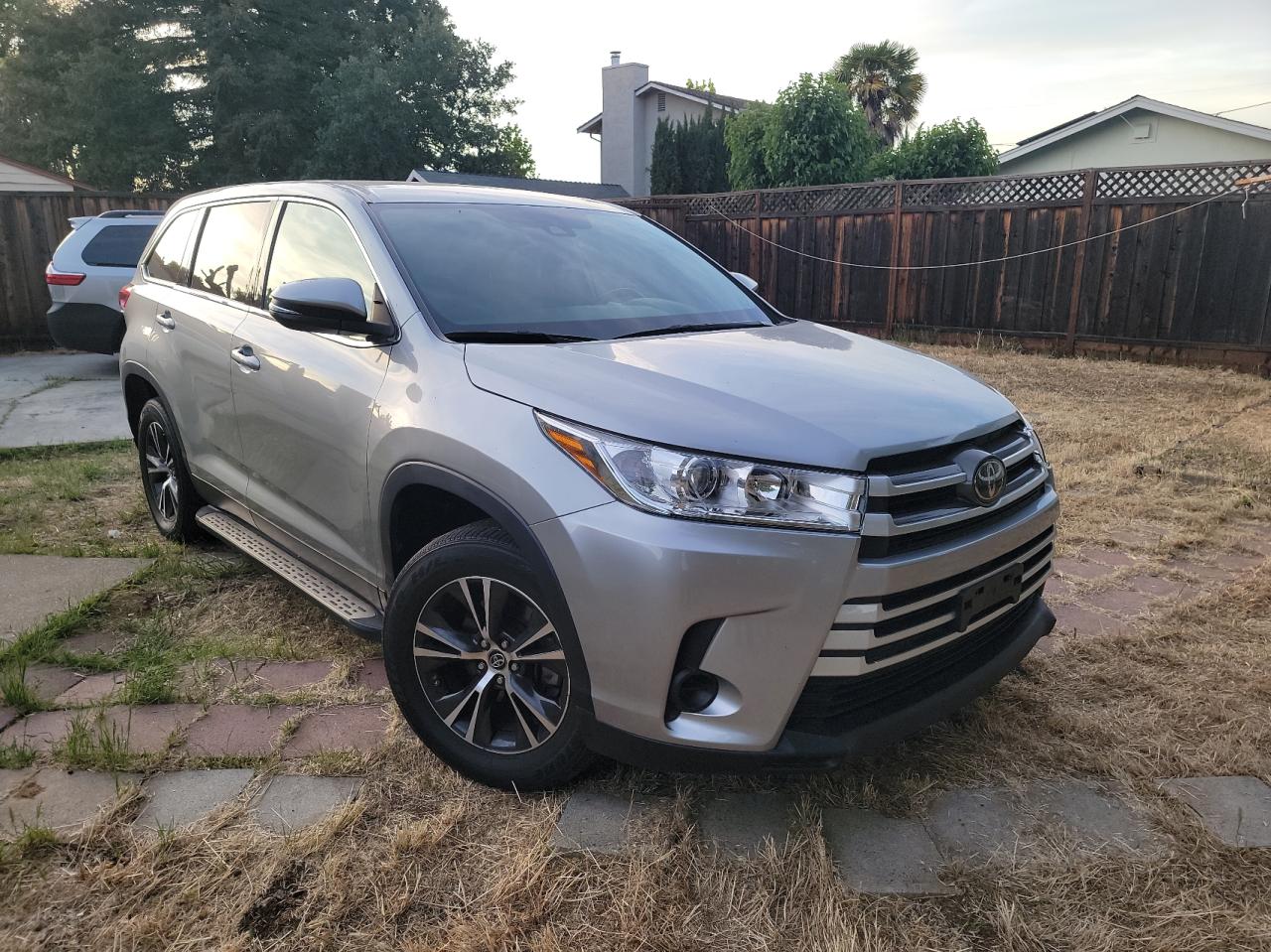 TOYOTA HIGHLANDER 2019 with VIN 5TDZZRFH9KS290592 - Photo from auction