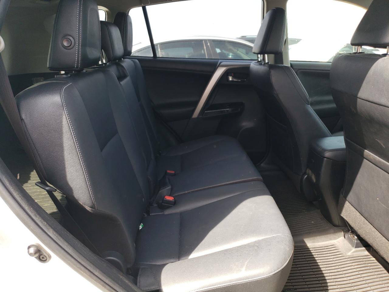 Photo 6 from auction – 2017 TOYOTA RAV4 LIMIT with VIN JTMDFREV0HJ706559