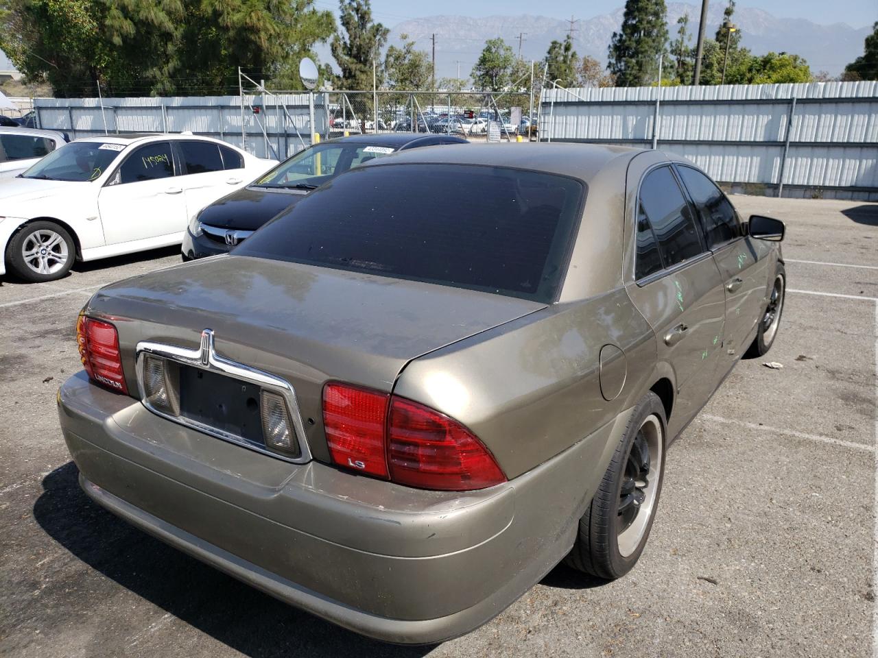 Photo 4 from auction – 2001 LINCOLN LS with VIN 1LNHM86S01Y675523