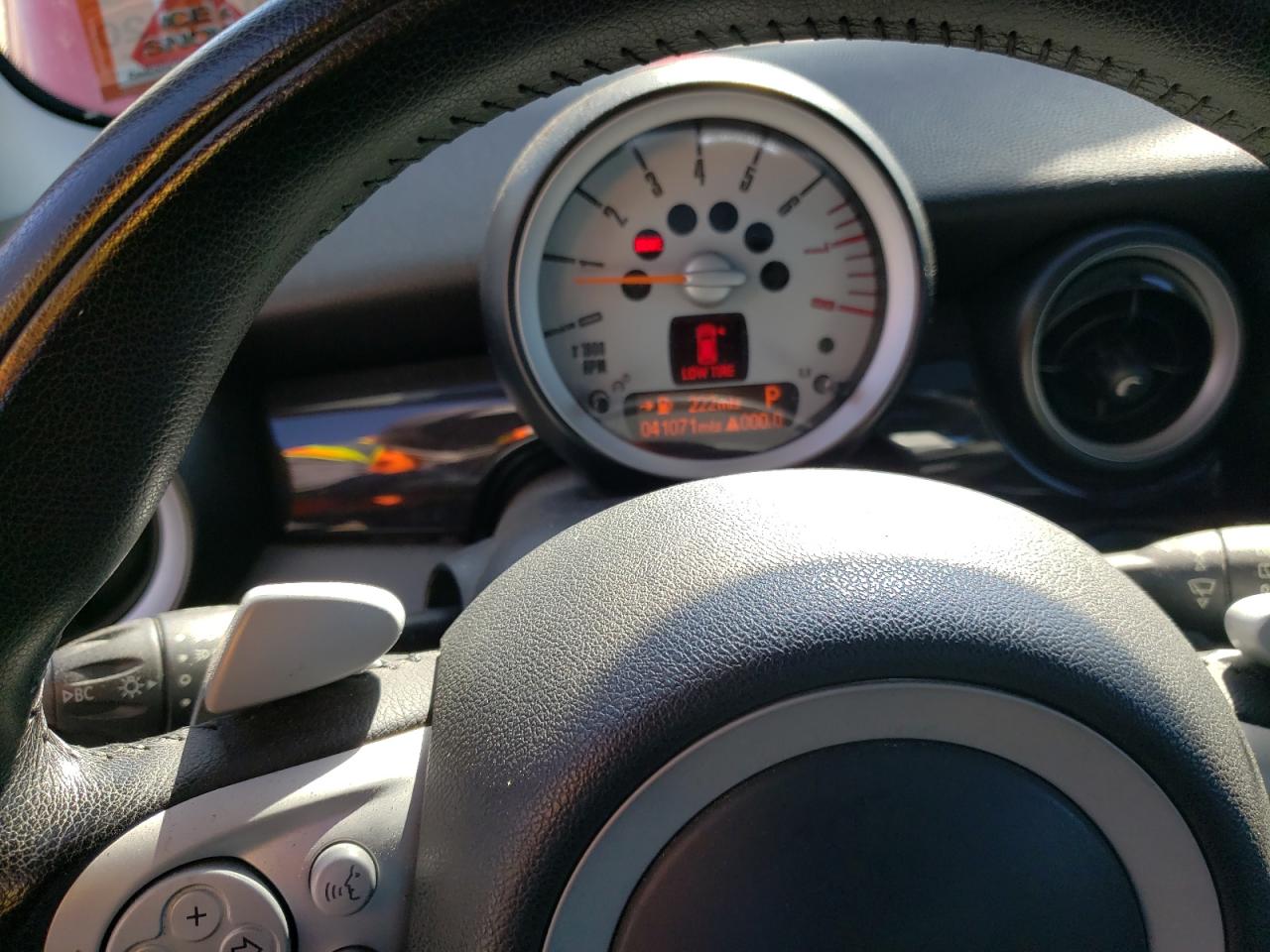Photo 8 from auction – 2009 MINI COOPER S C with VIN WMWMM33529TP90263