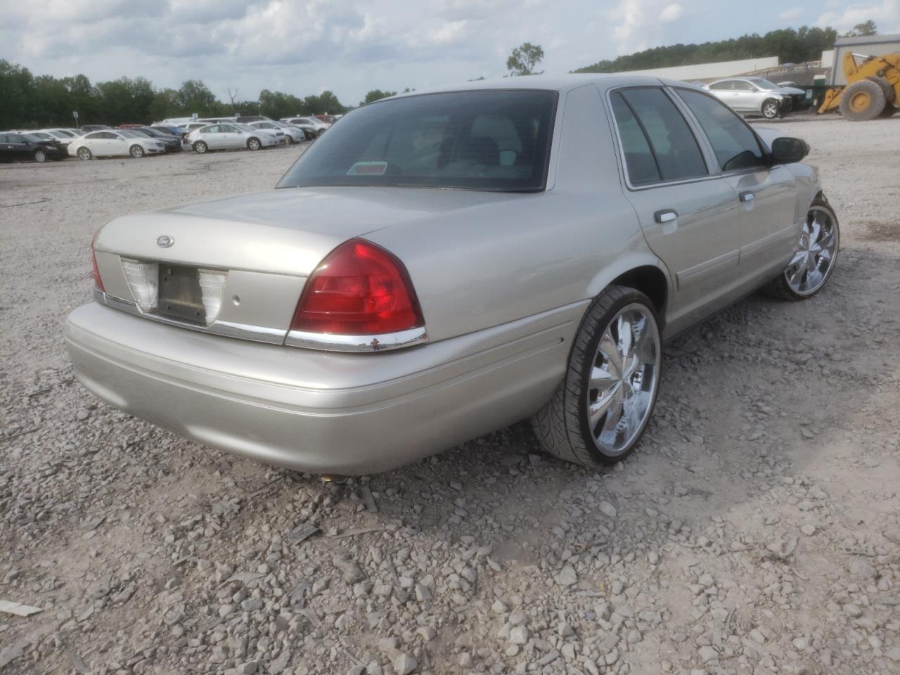 Photo 4 from auction – 2004 FORD CROWN VICT with VIN 2FAFP73W34X116692