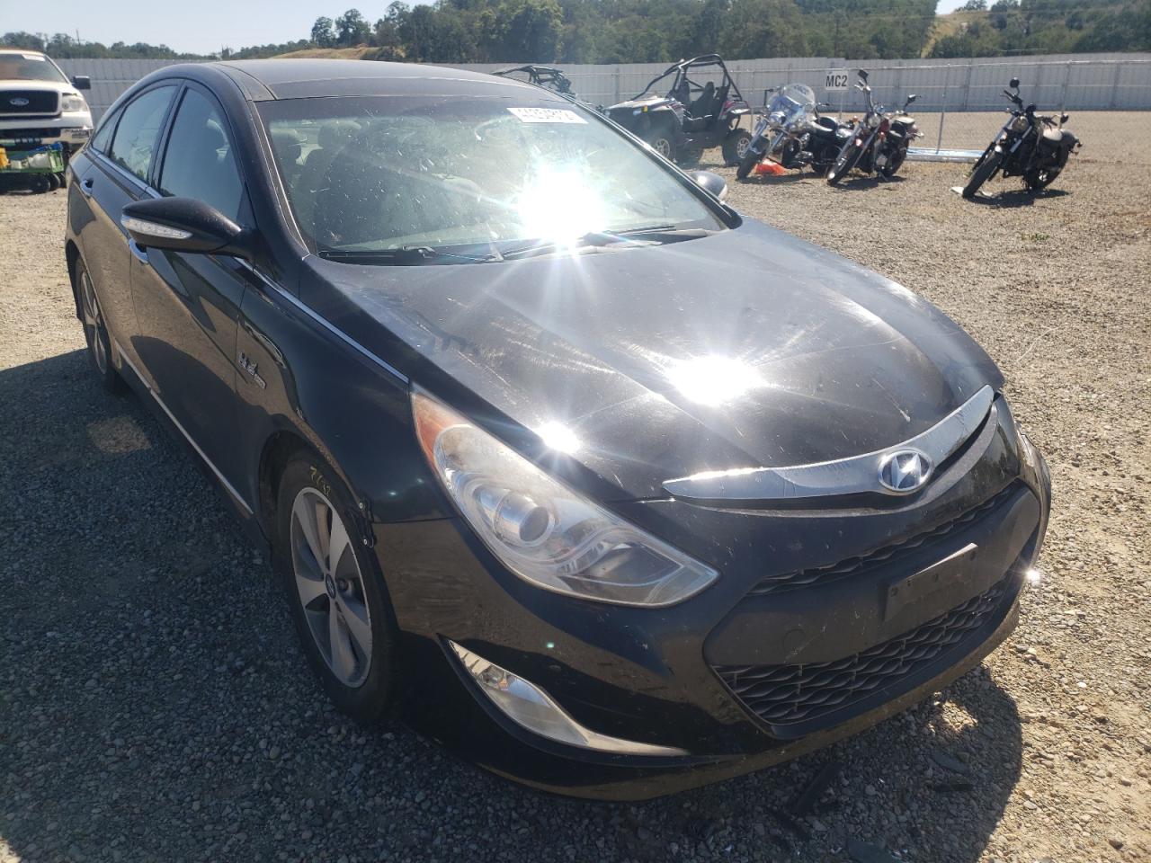 HYUNDAI SONATA HYB 2011 with VIN KMHEC4A48BA013996 - Photo from auction