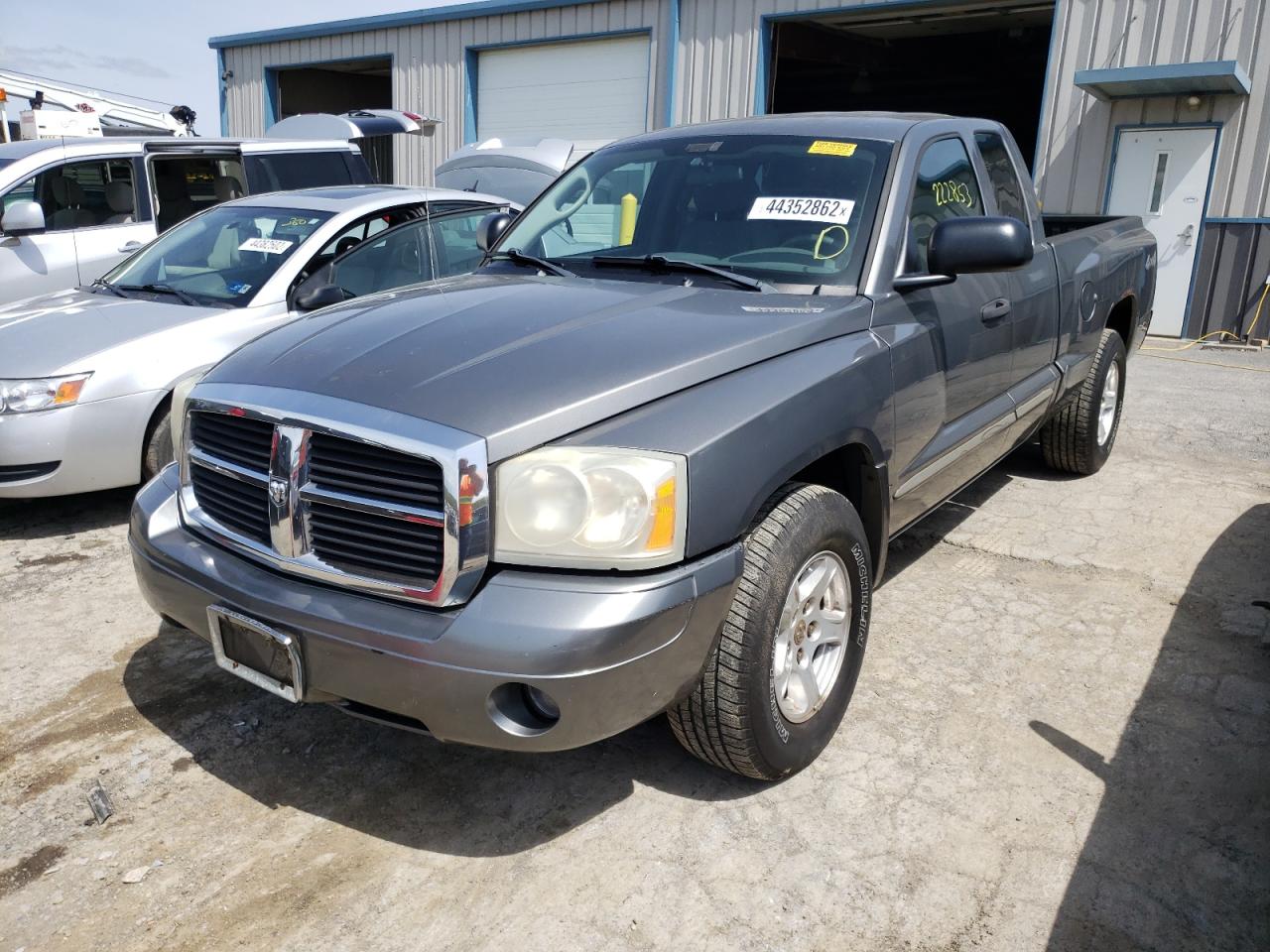 Photo 2 from auction – 2005 DODGE DAKOTA SLT with VIN 1D7HW42N35S283383