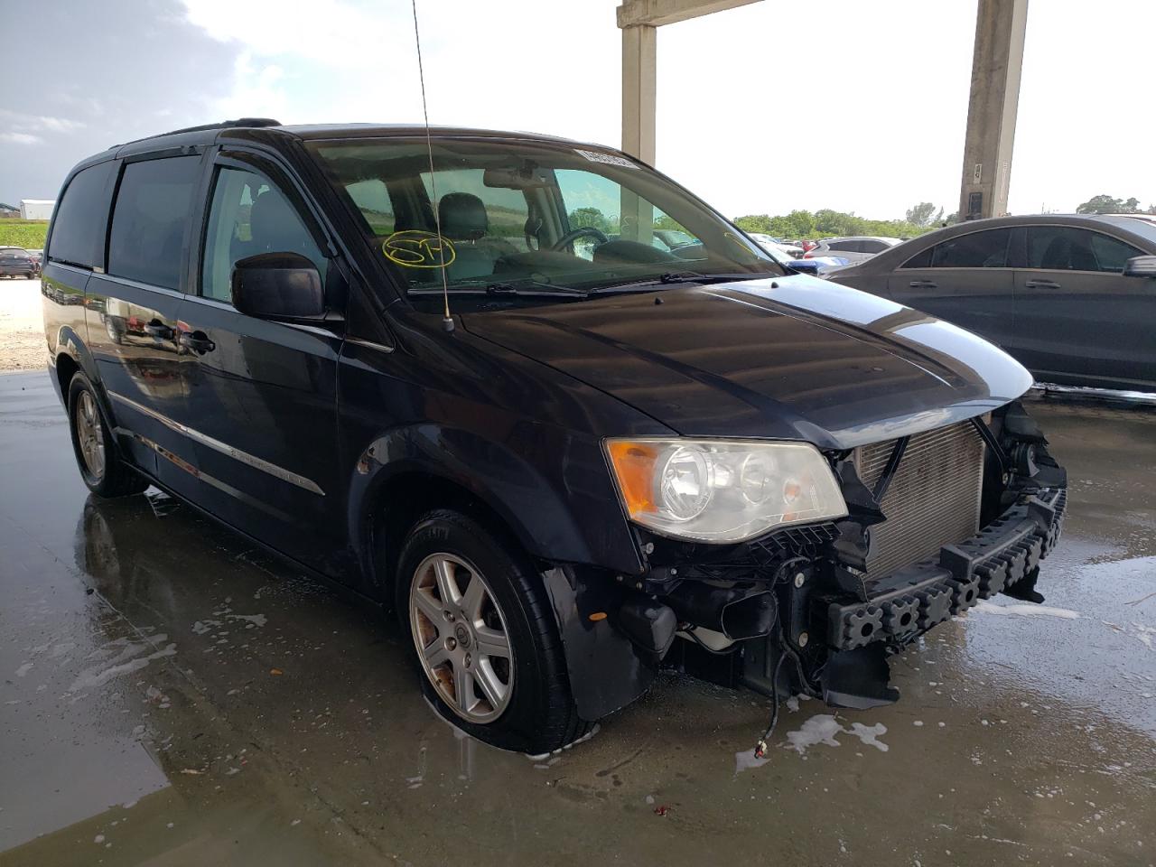 Photo 1 from auction – 2013 CHRYSLER TOWN & COU with VIN 2C4RC1BG4DR637919