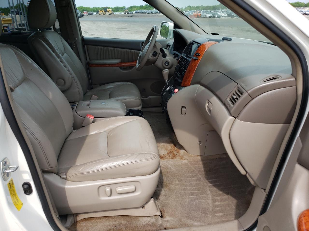 Photo 5 from auction – 2010 TOYOTA SIENNA XLE with VIN 5TDYK4CC9AS299299