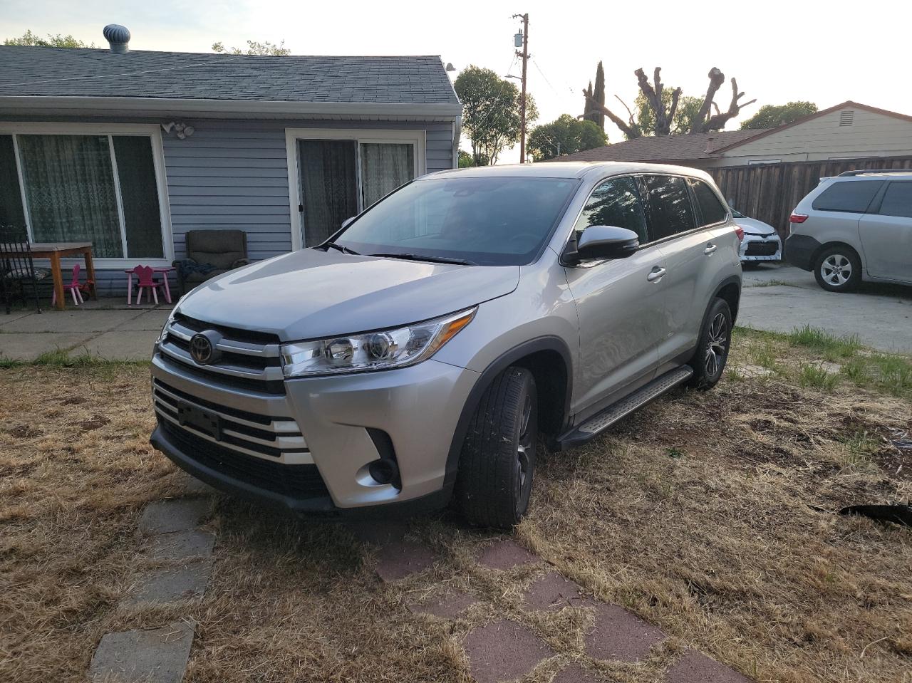 Photo 2 from auction – 2019 TOYOTA HIGHLANDER with VIN 5TDZZRFH9KS290592