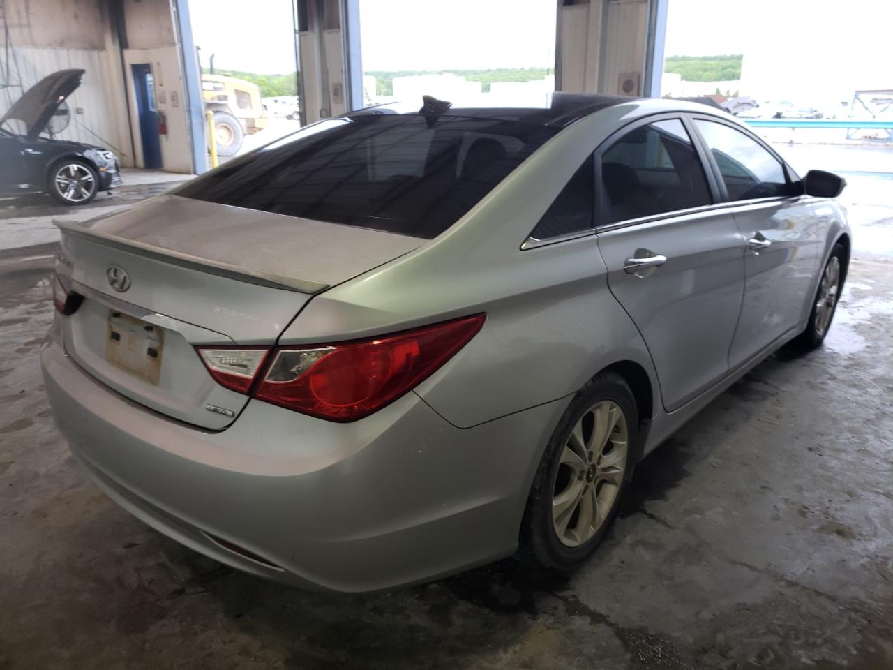 Photo 4 from auction – 2012 HYUNDAI SONATA SE with VIN 5NPEC4AC1CH477296
