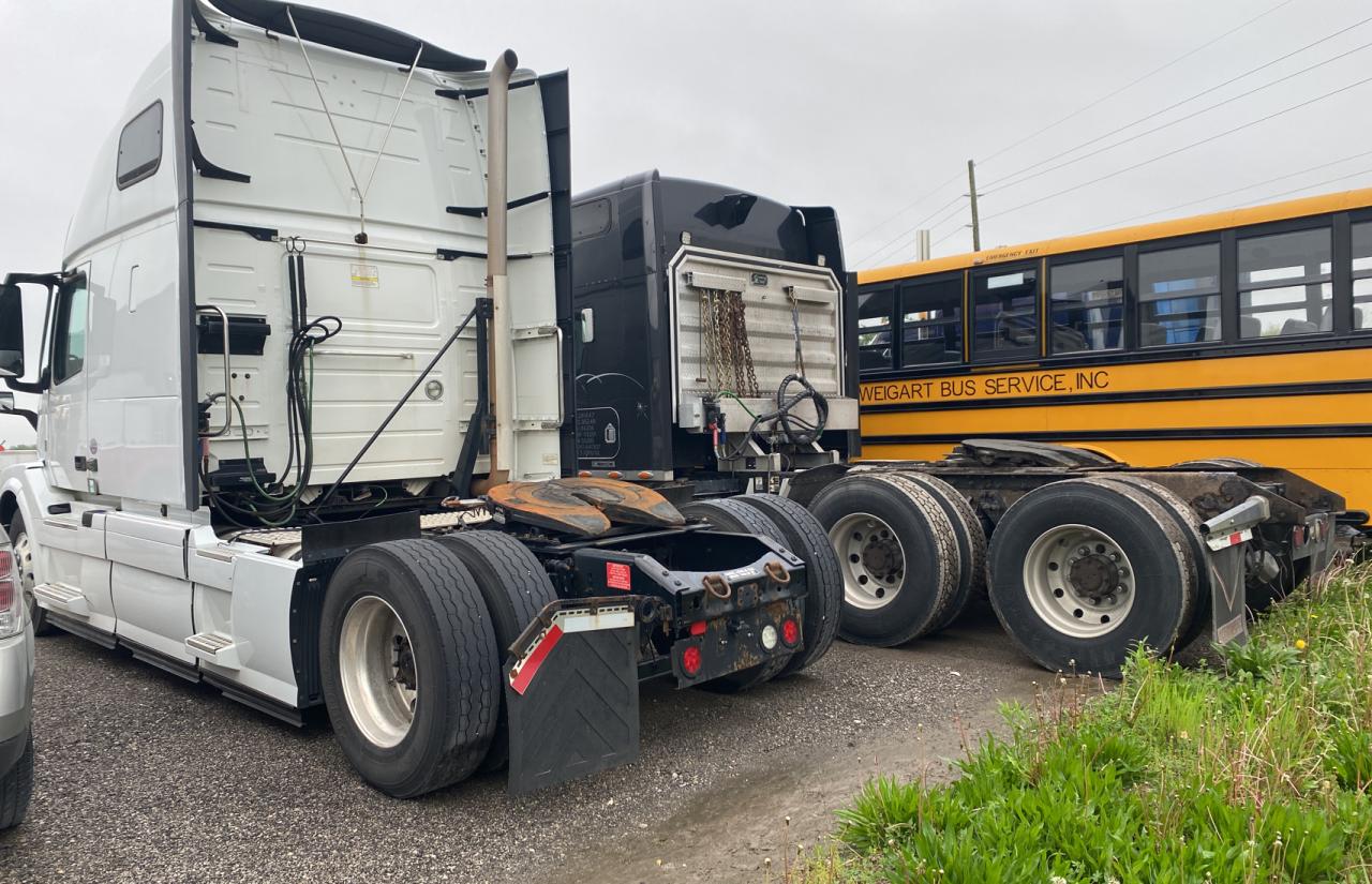 Photo 3 from auction – 2017 VOLVO VN VNL with VIN 4V4N19EH8HN987052