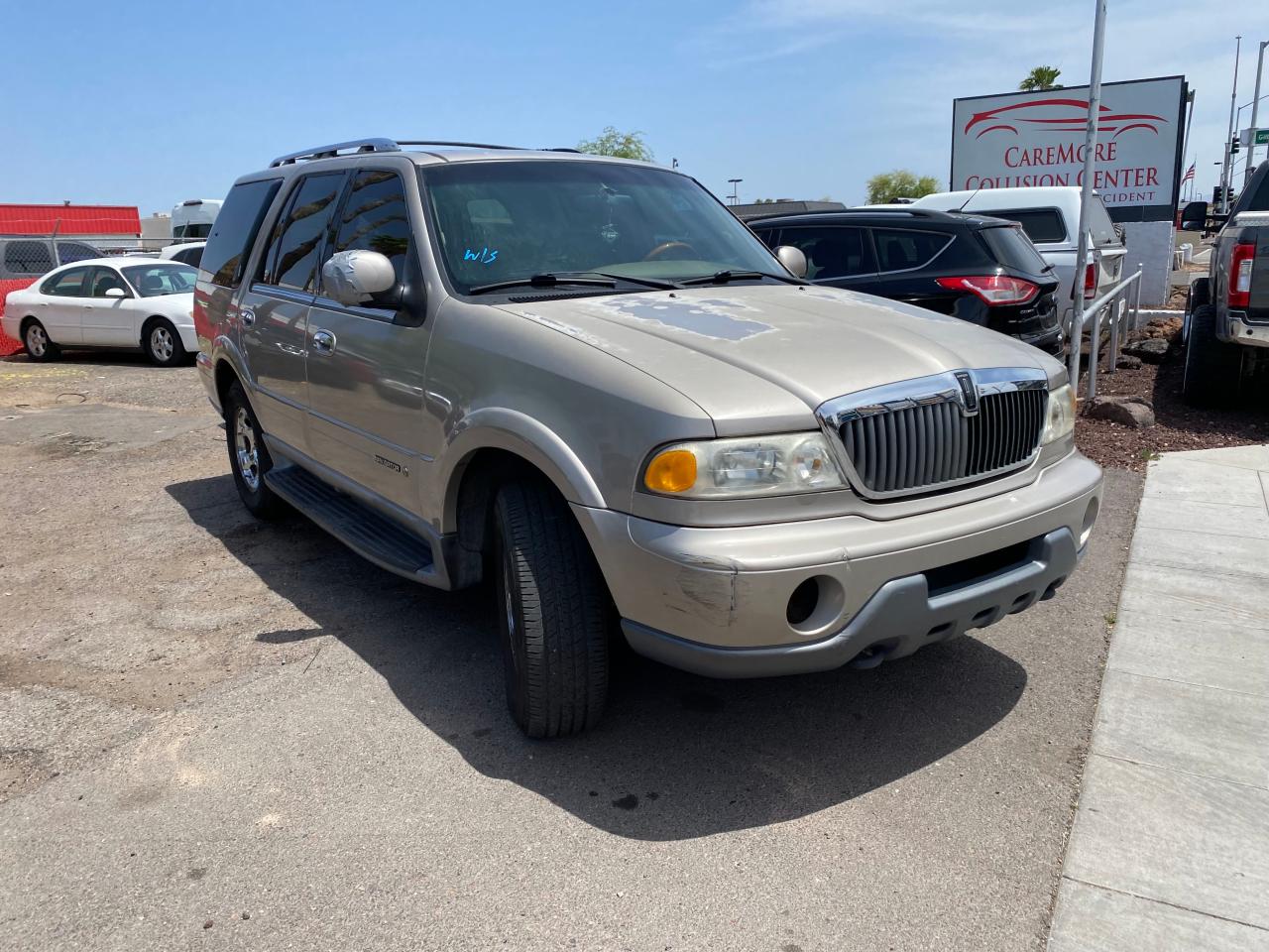 LINCOLN NAVIGATOR 2000 with VIN 5LMFU28A6YLJ39060 - Photo from auction