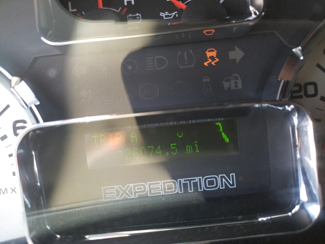 Photo 8 from auction – 2013 FORD EXPEDITION with VIN 1FMJU1K57DEF62702