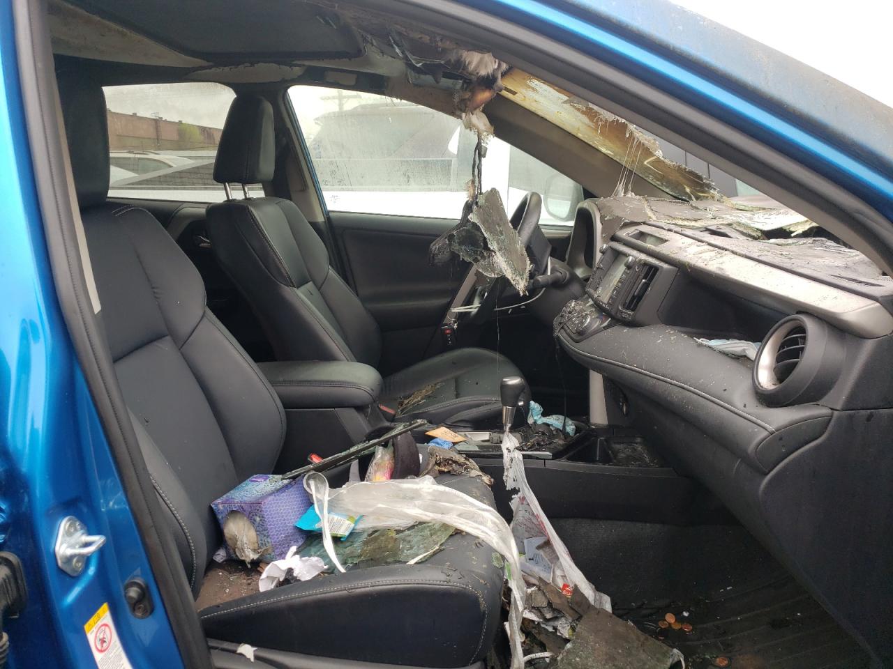 Photo 5 from auction – 2017 TOYOTA RAV4 LIMIT with VIN 2T3DFREV2HW585163