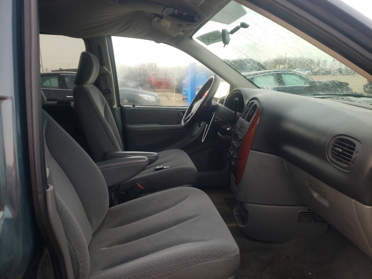 Photo 5 from auction – 2006 CHRYSLER TOWN & COU with VIN 1A4GP45R06B561783