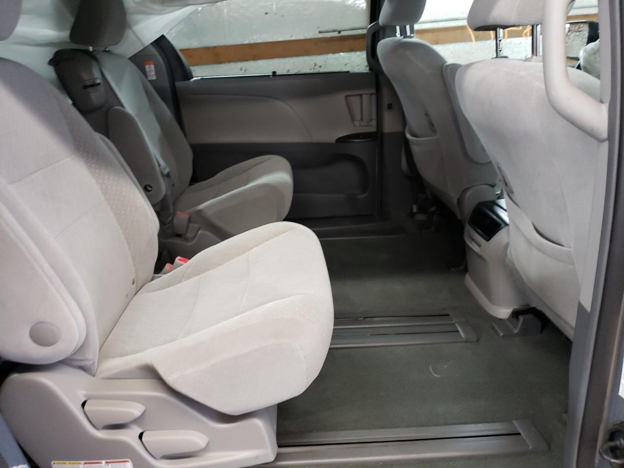 Photo 6 from auction – 2017 TOYOTA SIENNA LE with VIN 5TDKZ3DC3HS876557