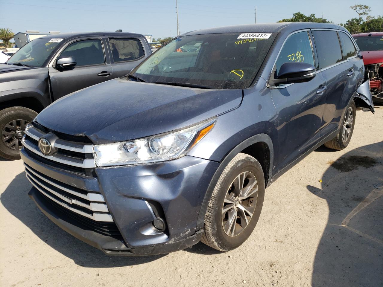 Photo 2 from auction – 2019 TOYOTA HIGHLANDER with VIN 5TDZZRFH8KS334095
