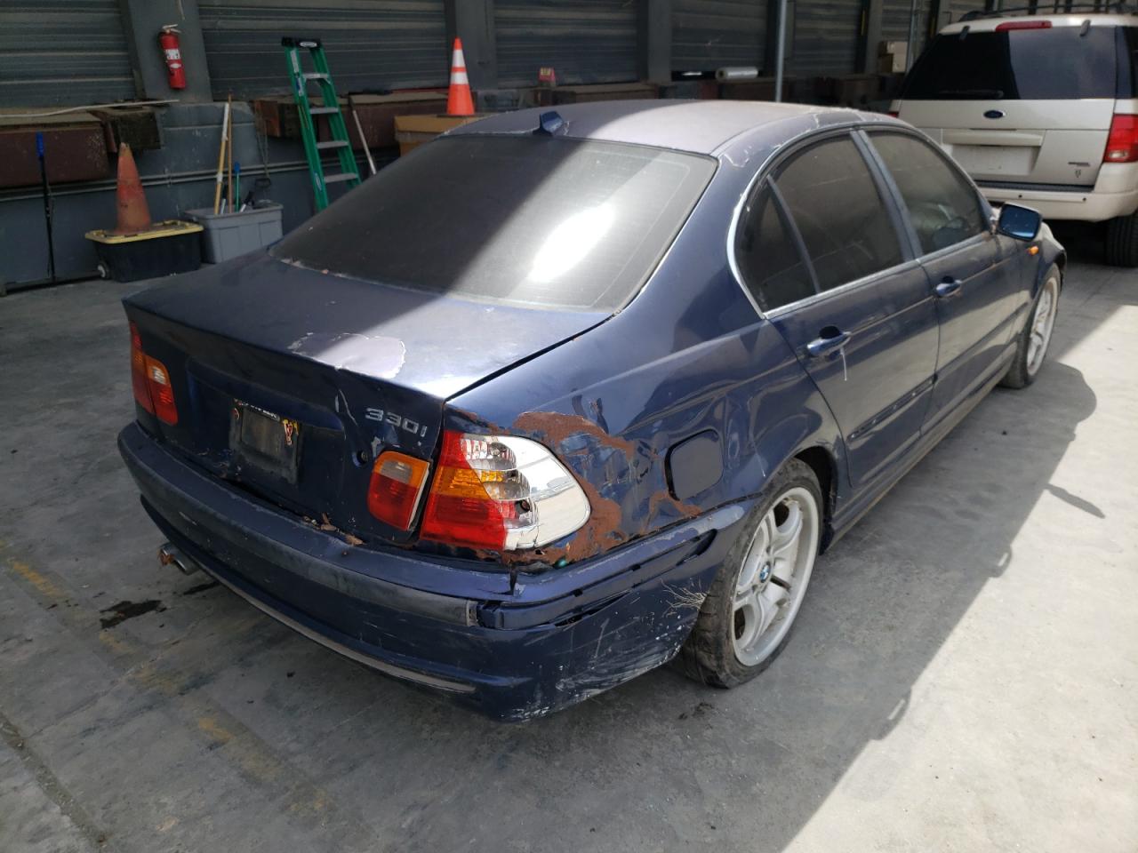 Photo 4 from auction – 2004 BMW 3 SERIES with VIN WBAEV53454KM33663