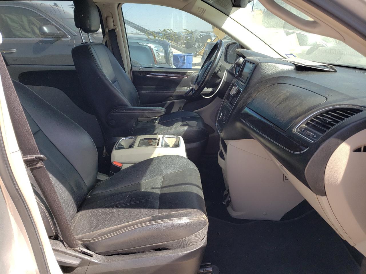 Photo 5 from auction – 2012 CHRYSLER TOWN & COU with VIN 2C4RC1BGXCR423709