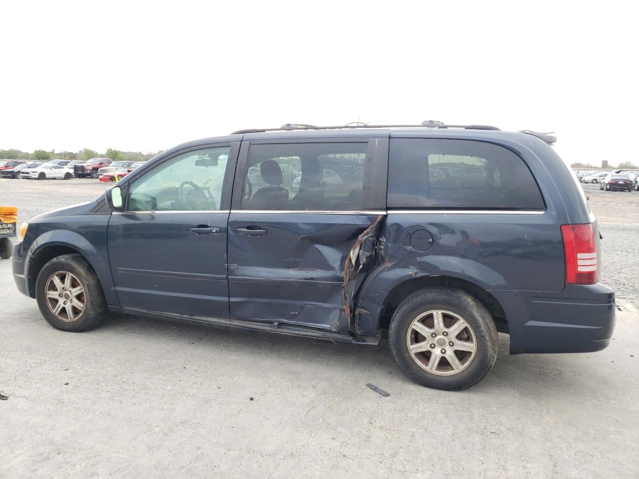 Photo 9 from auction – 2008 CHRYSLER TOWN & COU with VIN 2A8HR54P08R142596