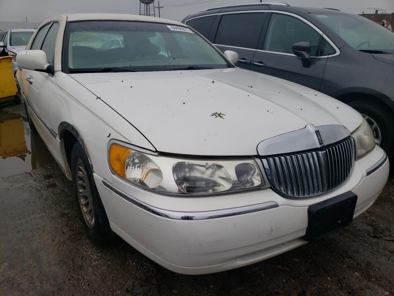 LINCOLN TOWN CAR C 2000 with VIN 1LNHM83W7YY761929 - Photo from auction