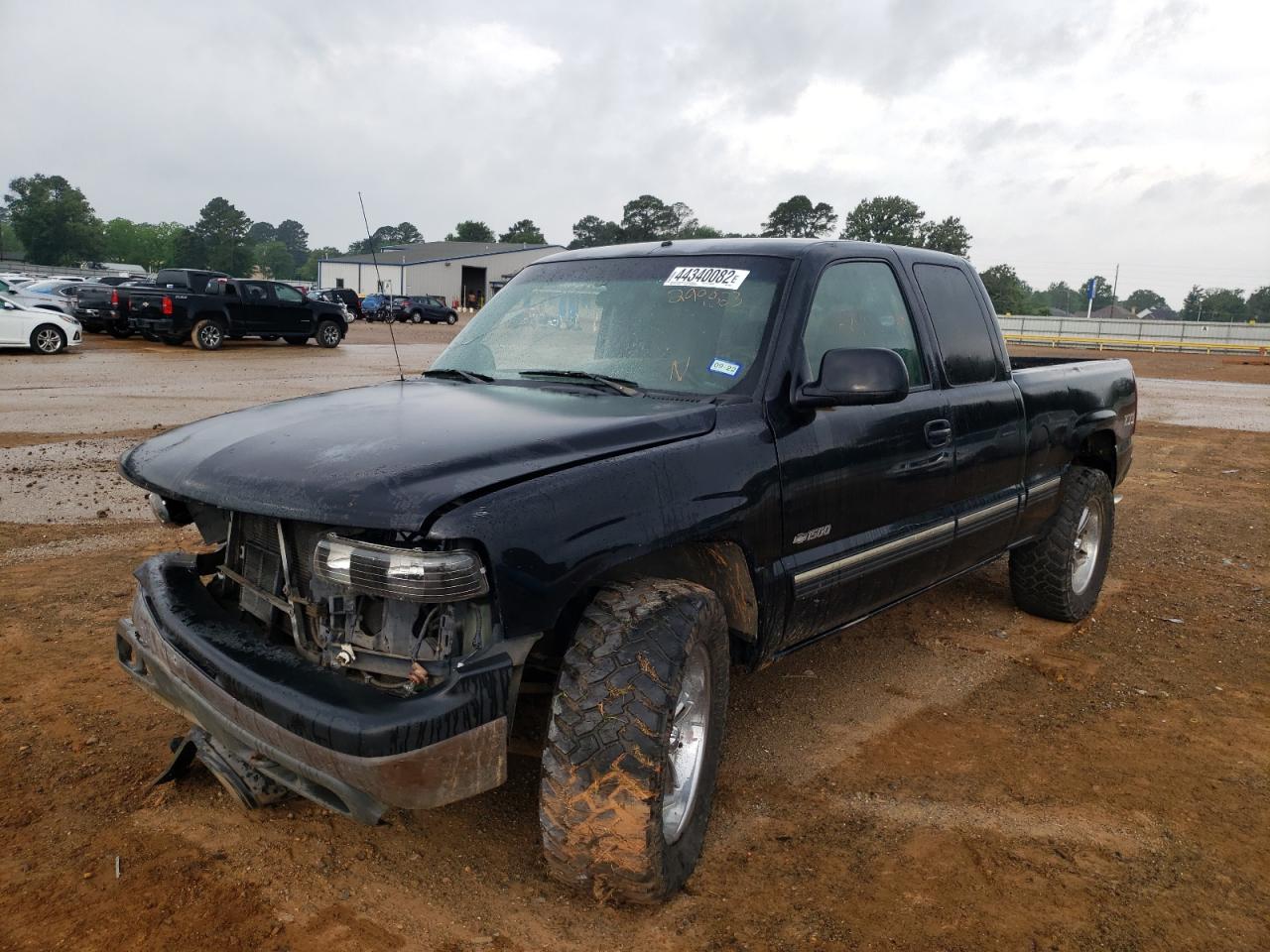 Photo 2 from auction – 2000 CHEVROLET SILVERADO with VIN 1GCEK19T9YZ299823