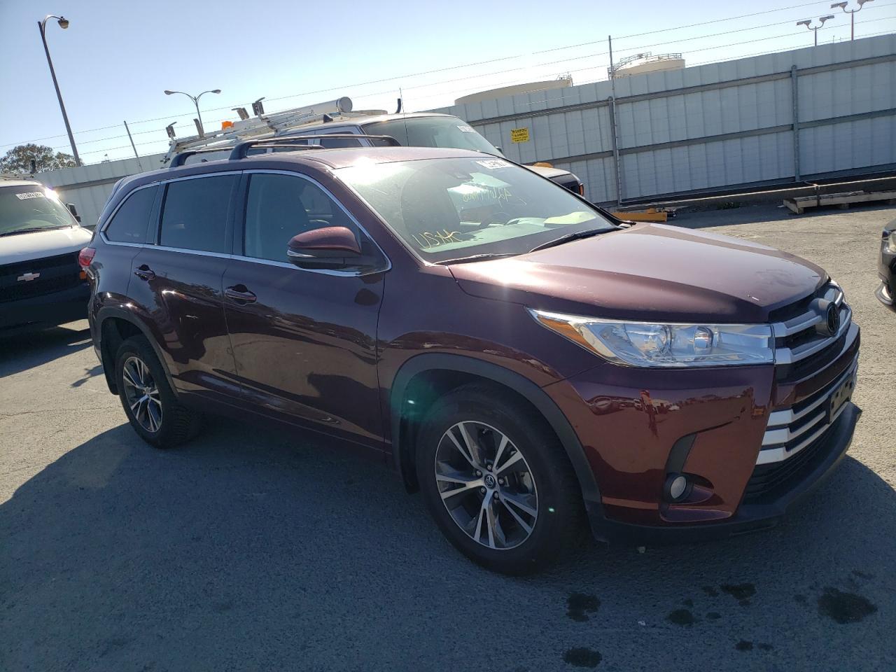 TOYOTA HIGHLANDER 2018 with VIN 5TDBZRFH7JS841845 - Photo from auction
