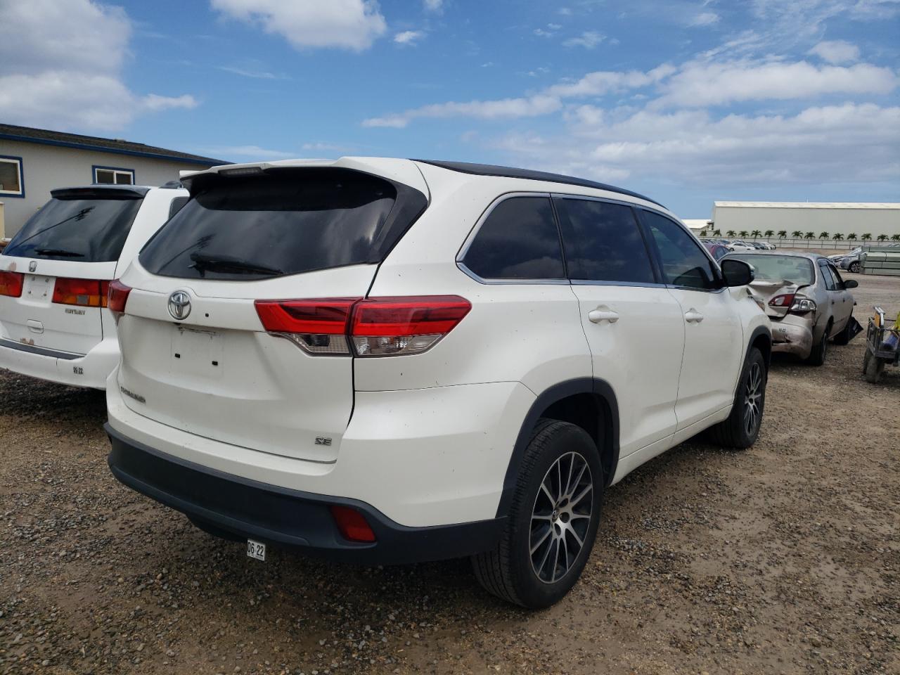 Photo 4 from auction – 2018 TOYOTA HIGHLANDER with VIN 5TDKZRFH5JS534867