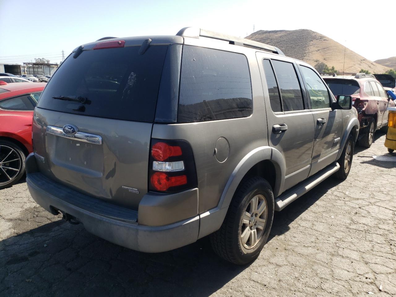 صورة رقم 4 من المزاد - 2006 FORD EXPLORER X مع VIN 1FMEU63E96ZA01135