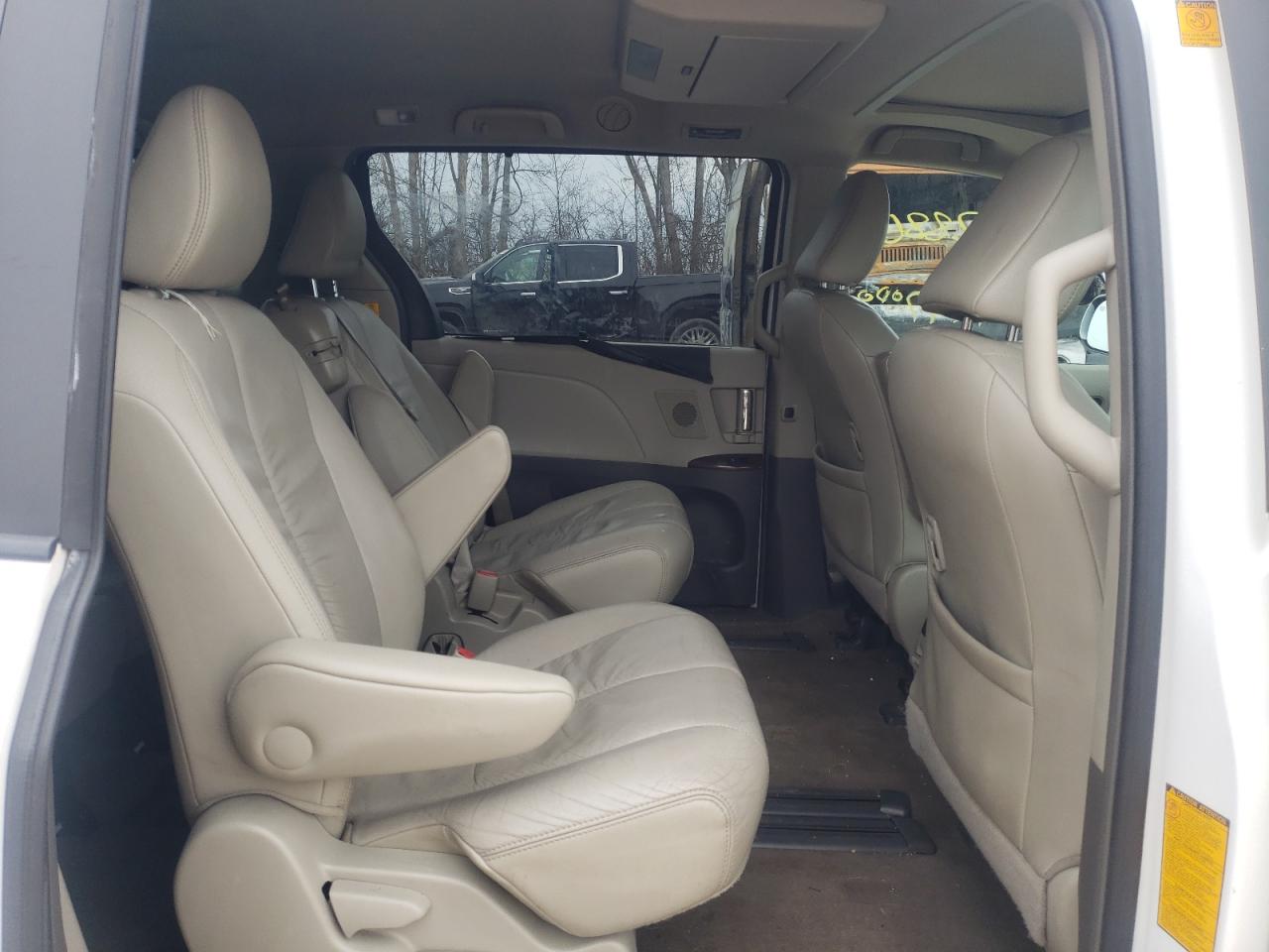 Photo 6 from auction – 2011 TOYOTA SIENNA XLE with VIN 5TDYK3DC1BS128461