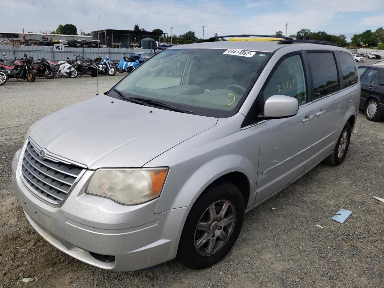 Photo 2 from auction – 2010 CHRYSLER TOWN & COU with VIN 2A4RR5D13AR324137