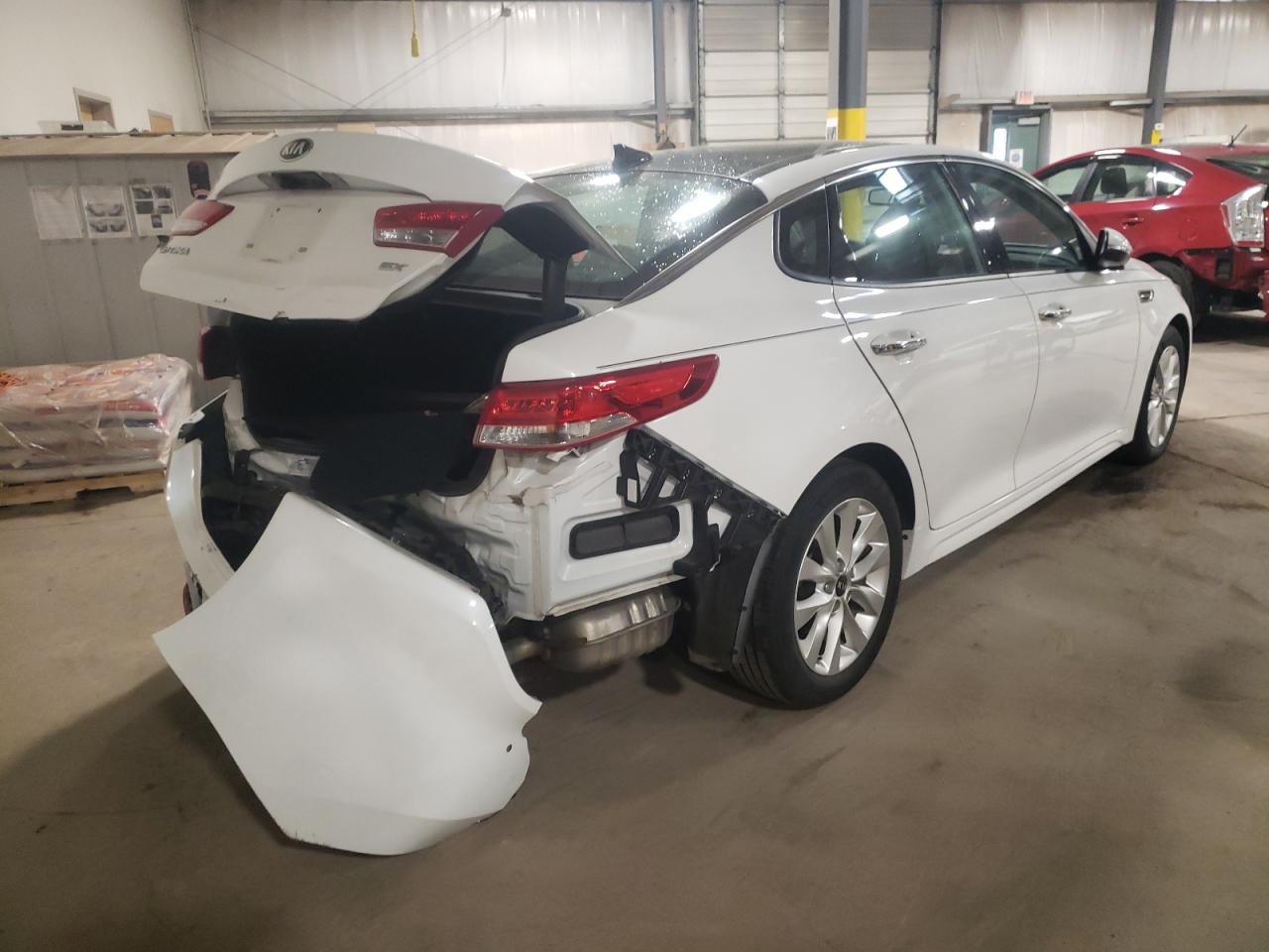 Photo 4 from auction – 2016 KIA OPTIMA EX with VIN 5XXGU4L33GG090351