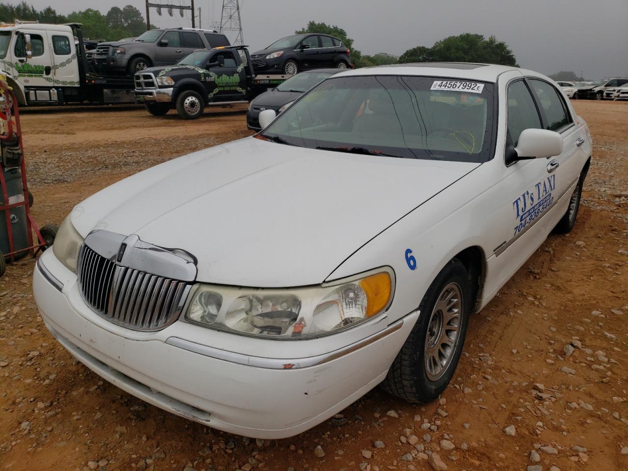 Photo 2 from auction – 2001 LINCOLN TOWN CAR C with VIN 1LNHM83W81Y728542